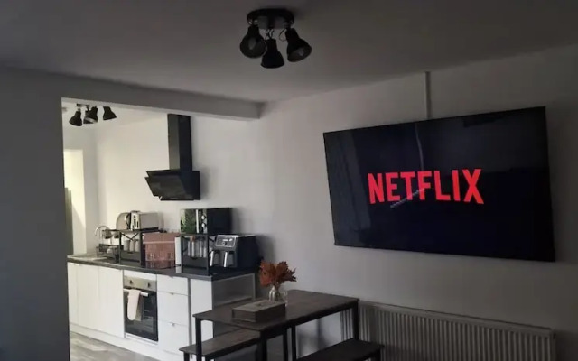 Ashfield House by Cyber Living - Modern Stay!