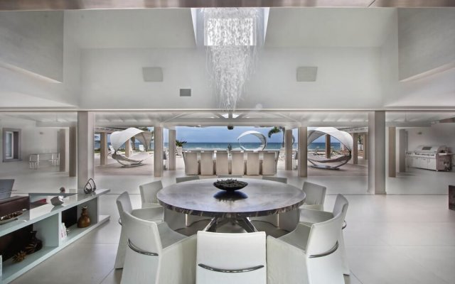 Total Opulence on the Beach, Huge Heated Pool, Sunken Bar, Sound System Throughout, VIP Service