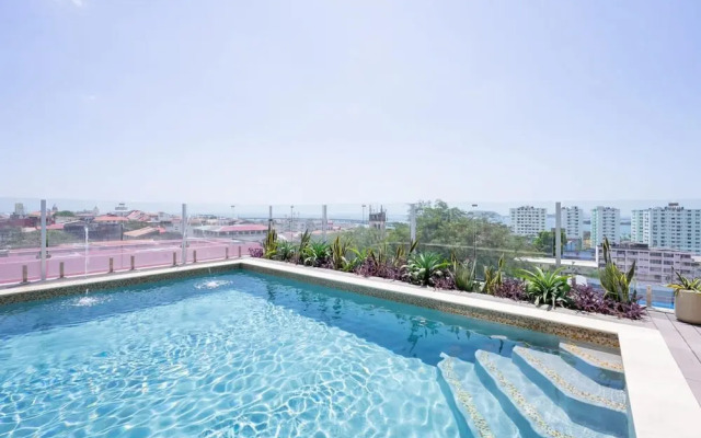 w Exceptional 1BR With Balcony in Casco View