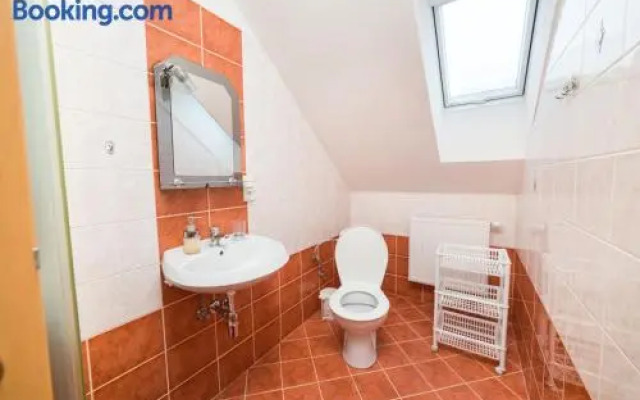 Apartmã¡Novã½ Dom Adriã¡Na
