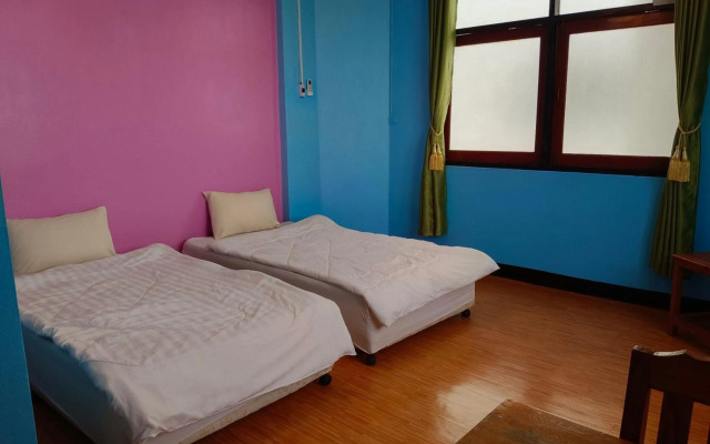 Royal Land Mae Klong Hotel