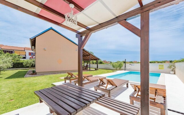 Nice Home in Valbandon With Wifi and 2 Bedrooms