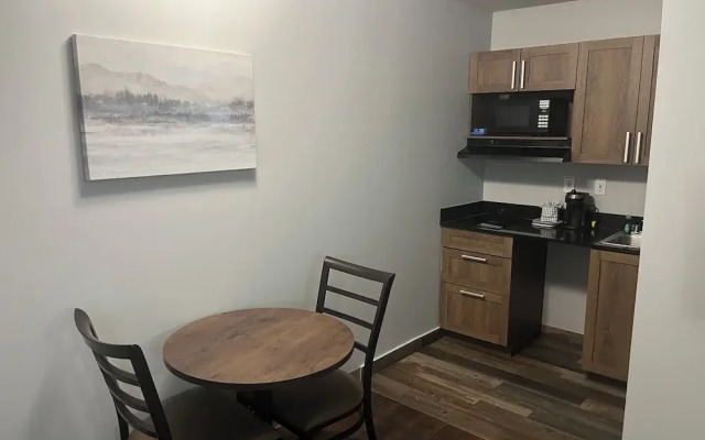 HomeTowne Studios & Suites by Red Roof Charlotte - Ballantyne