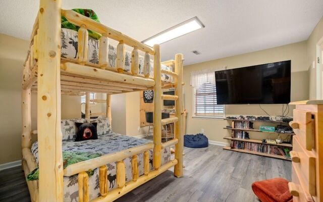 Strollin' Bear 3 Bedroom Home by RedAwning