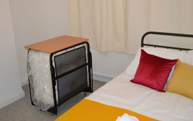 Harrow/sleeps10/privategarden/3br/freeparking/wifi