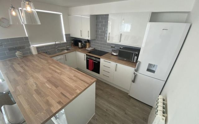 Stunning 2 bed Seaside Apartment With Sea Views