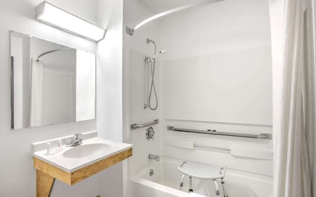 Super 8 by Wyndham Ticonderoga