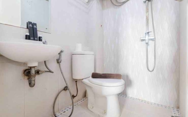 Cozy Living and Homey Studio at Pakubuwono Terrace Apartment By Travelio – Bathroom – Jakarta