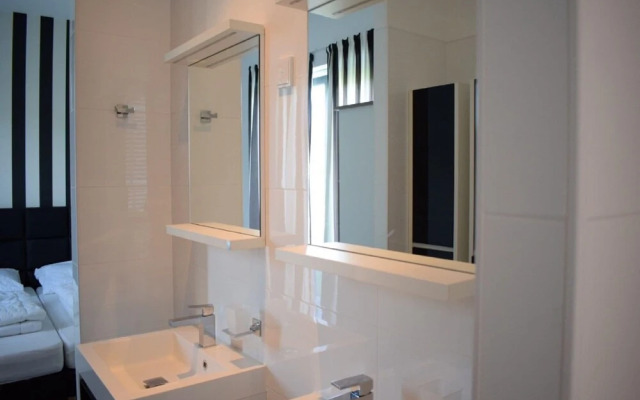 Holiday Home in Zeewolde With Jetty Next to Golf Course