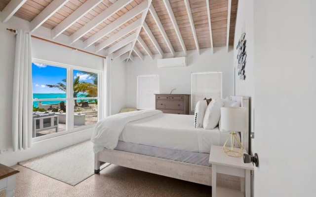 Beachfront White Palm Villa - Tar Bay