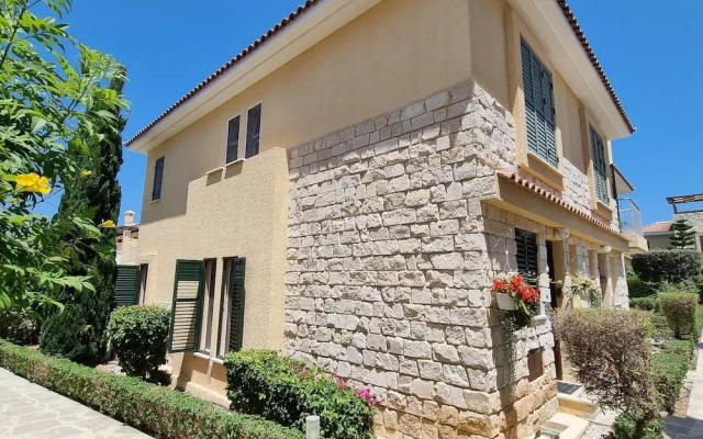 Cyprus Townhouse/ Queen Bed/ Pool/ Patio/air/freep