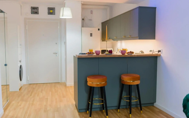 Central 1BR - city view + large balcony + Netflix