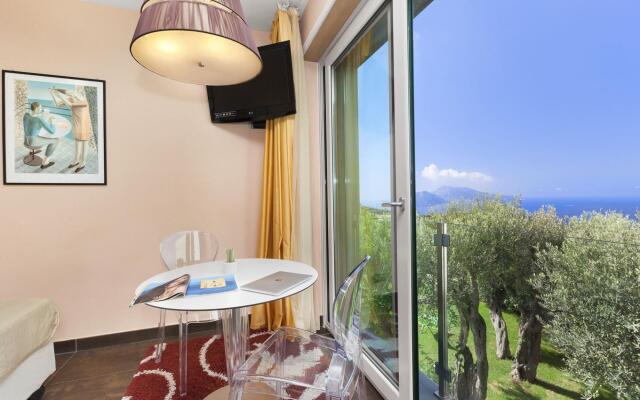 Luxury villa with marvellous terrace overlooking the sea-VILLA LILIANA