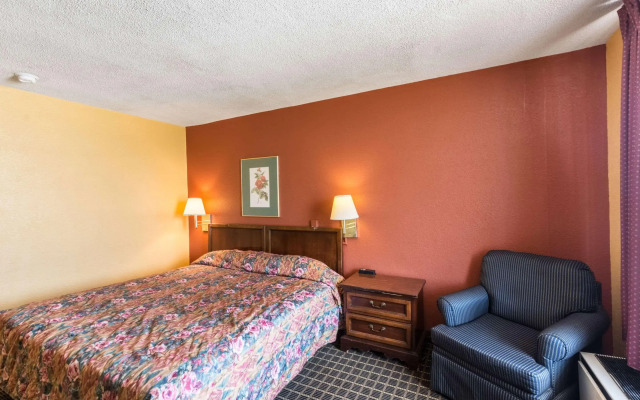 Econo Lodge Inn & Suites
