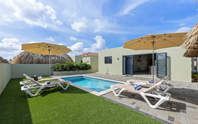 Villa pura vida with pool at mambo beach