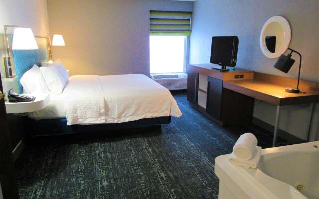 Hampton Inn & Suites Newtown