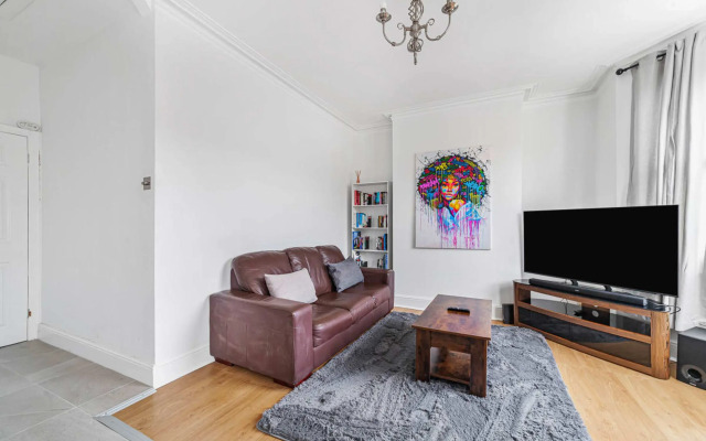 Bright West Ealing Abode