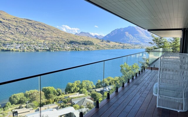 Stunning Lakeview QT Holiday House