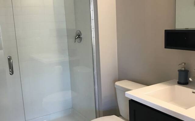 Upscale Lake View Town Home