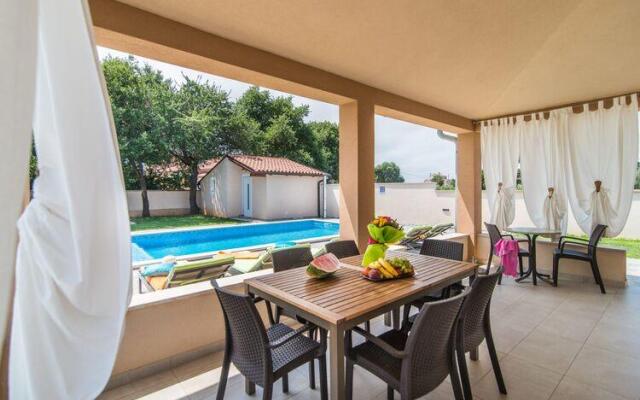Modern villa at 2km from the sea, with private pool