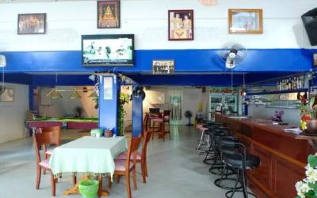 Blue Lagoon Guest House and Bar