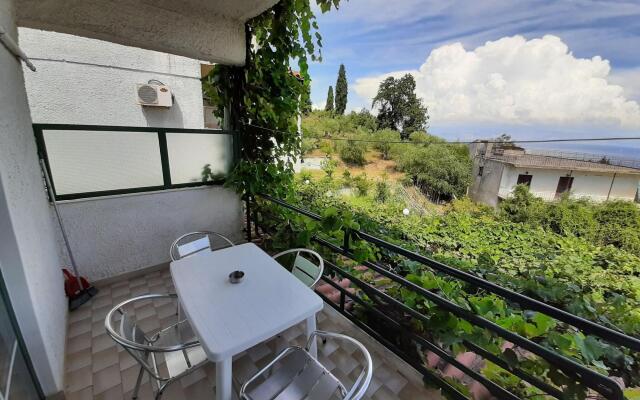 Majestic apartment in Mpenitses with shared pool