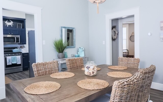 Vibrant Bungalow 2 Minutes to the Beach