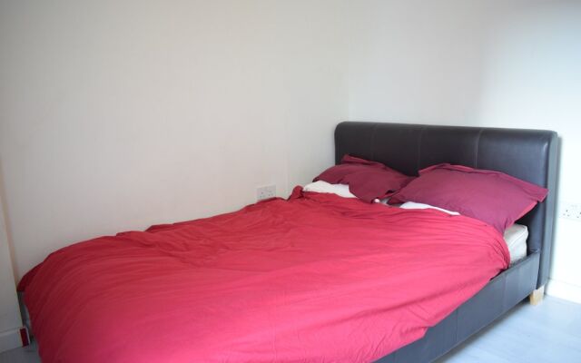 2 Bedroom Flat in North East London Sleeps 6