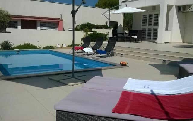 Markle - swimming pool and sunbeds - A5(2+2)