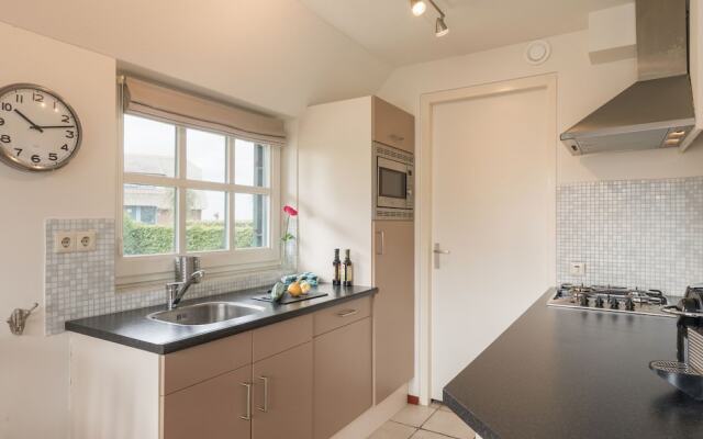 Stylish Thatched Villa with 2 Bathrooms near Giethoorn