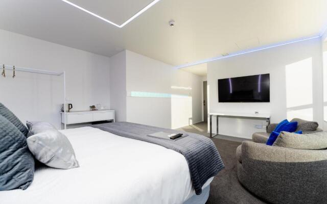 Quarters B2- Luxurious Studio