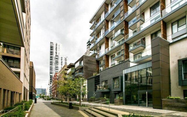 2 Bdr Apartment With Balcony By The Thames