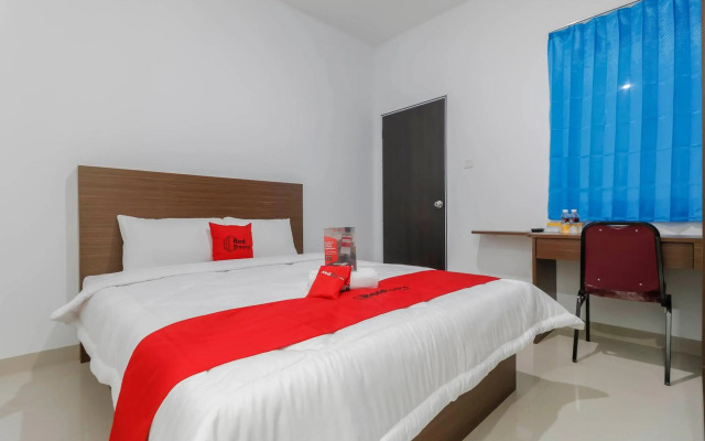 RedDoorz Plus Near Kepri Mall
