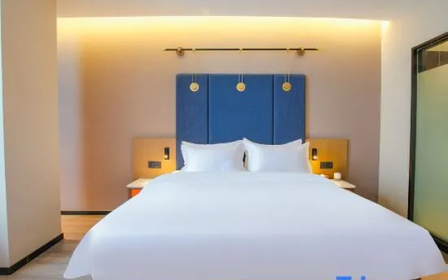 World Smart Hotel (Lankao Jiaoyulu Memorial Hall)
