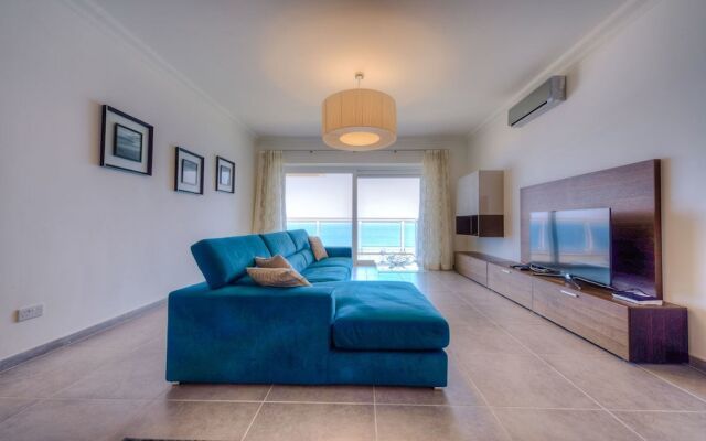 Seafront Luxury Apartment With Pool