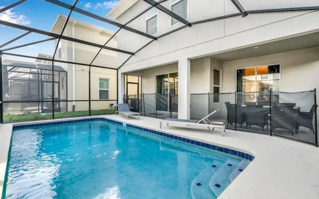 Edgy, Modern 6 Bed 5 Bath