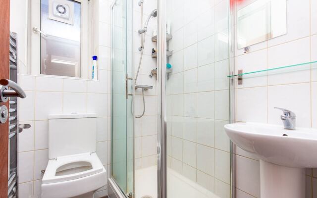 Broxbourne House - Deluxe Guest Room 2