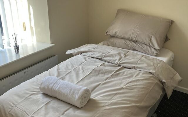 Immaculate 2-bed Apartment in Bury