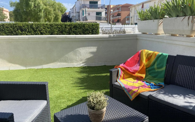 R126 Beachfront Apartment Sant Salvador