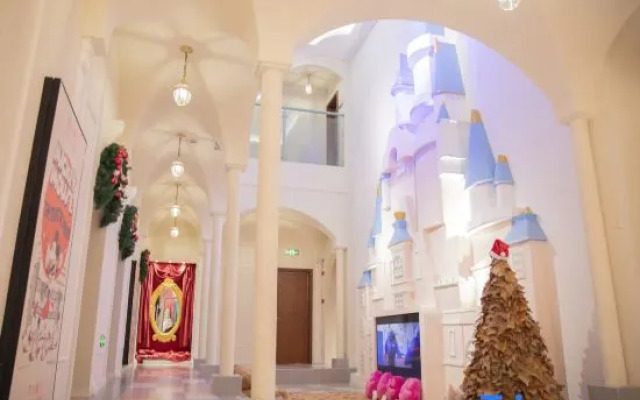 Pick up the moon parent-child hotel