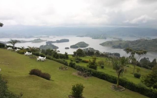 Bunyonyi Safaris Resort