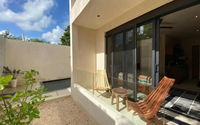 Deluxe Studio Direct Exit to the Pool
