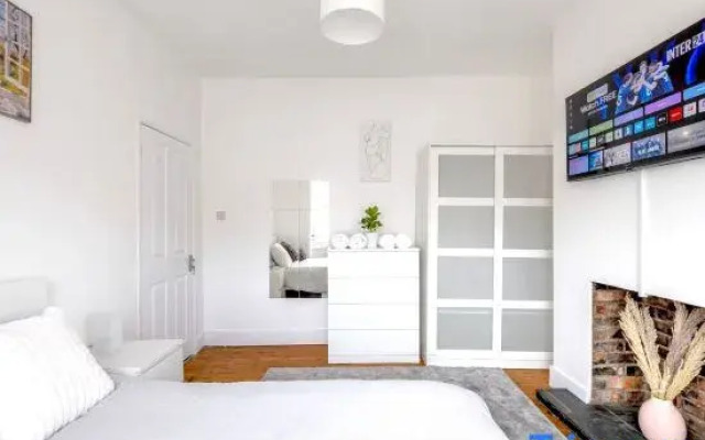 Greener Stays - A Beautiful 3-double bedroom House