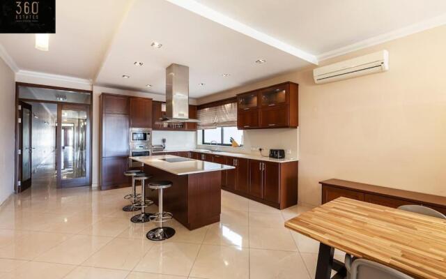 Luxury APT with HOT TUB & BBQ with Valletta views by 360 Estates