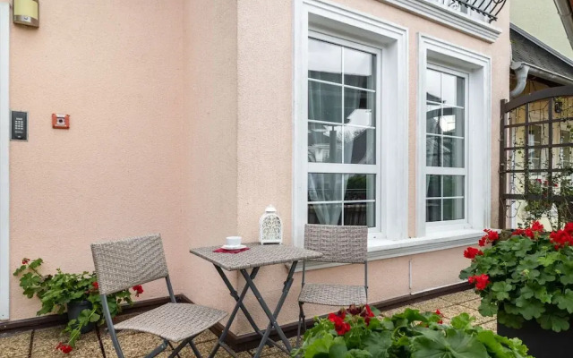 Nadbrzeżna Apartment by Renters