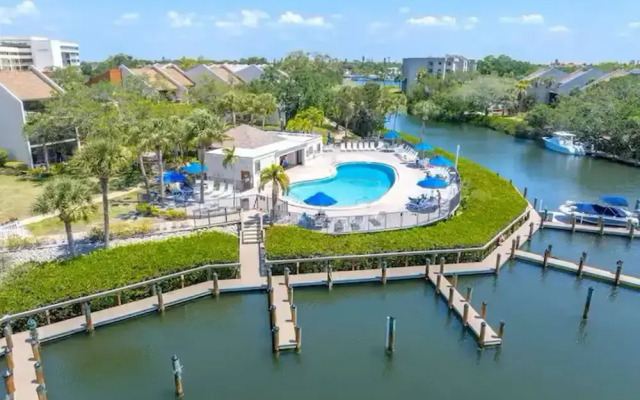 Charming 2BR Lagoon-view Steps To Siesta Key Beach