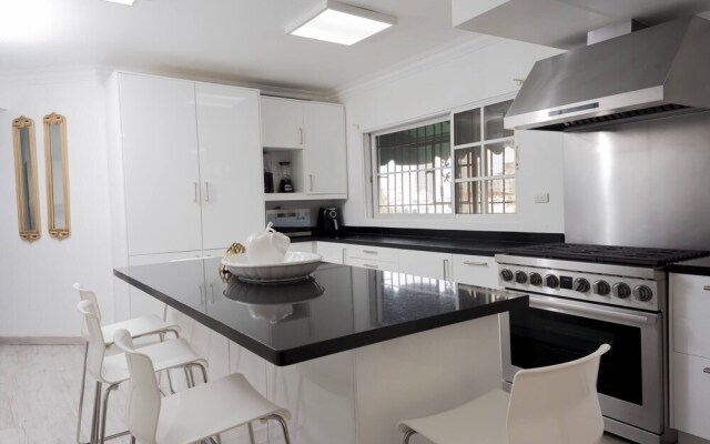 8-bdr Penthouse With A Private Rooftop & Jacuzzi