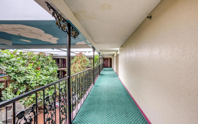 OYO Townhouse Tulsa Woodland Hills