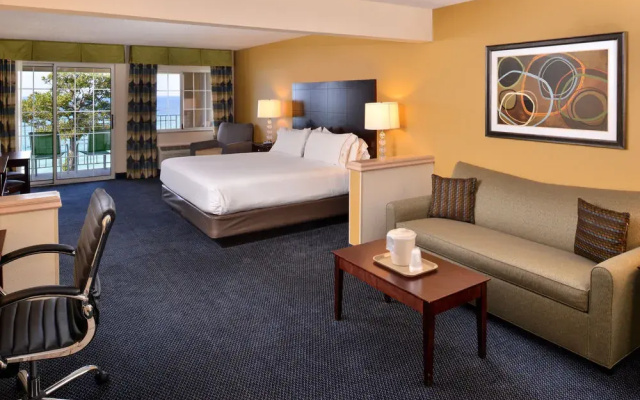 Holiday Inn Express Suites St. Joseph Lakefront