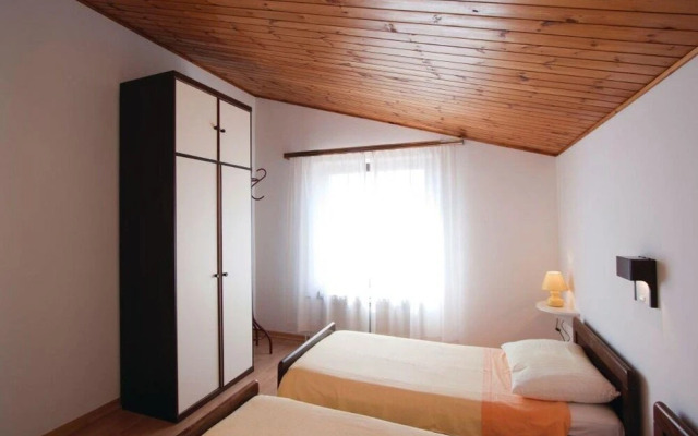 Bruno - Spacious Yard - A1